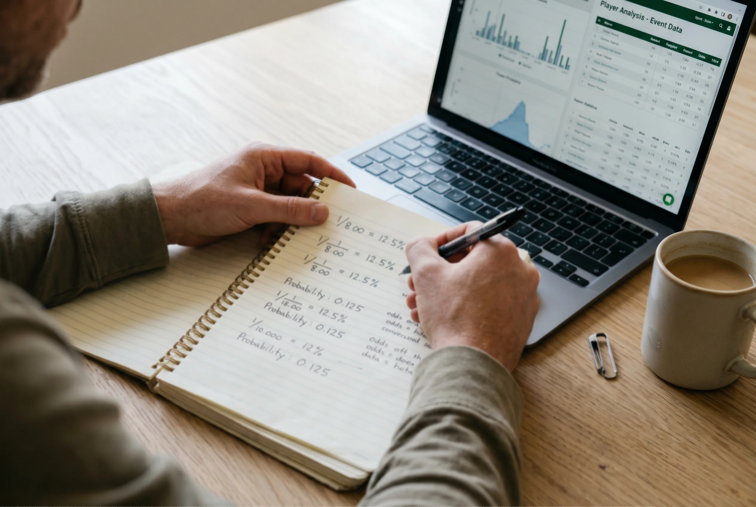 Analista revisando cuotas decimales de golf y calculando probabilidad implícita en un cuaderno